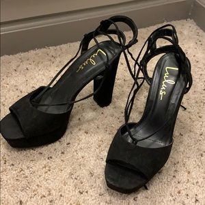 Lulu’s black platform heels